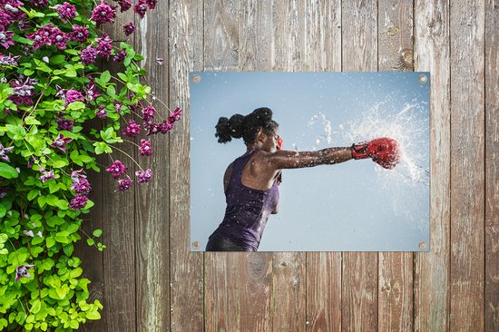 Tuinschilderij Een donkergetinte vrouw deelt een klap uit als bokser - 80x60 cm - Tuinposter - Tuindoek - Buitenposter