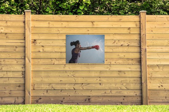 Tuinschilderij Een donkergetinte vrouw deelt een klap uit als bokser - 80x60 cm - Tuinposter - Tuindoek - Buitenposter