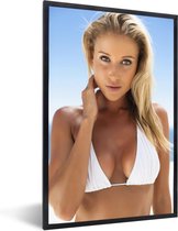 Fotolijst incl. Poster - Vrouw die met een witte bikini recht in de camera kijkt - 20x30 cm - Posterlijst