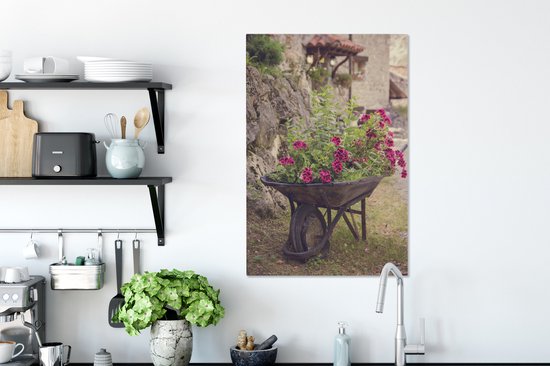 Coin charmant avec une brouette pleine de fleurs 60x90 cm - Tirage photo sur toile (Décoration murale salon / chambre) / Peintures Fleurs sur toile