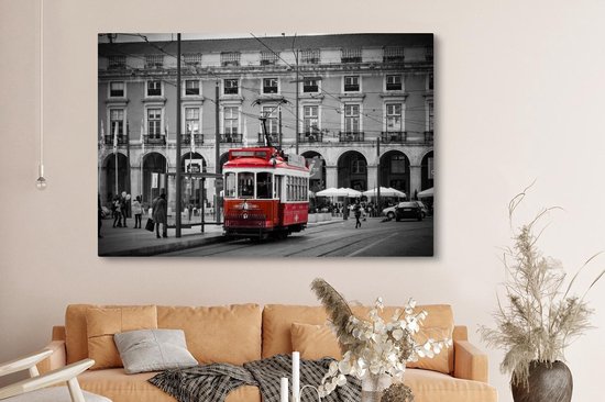 Canvas schilderij 150x100 cm - Wanddecoratie Zwart-wit foto met een rode tram - Muurdecoratie woonkamer - Slaapkamer decoratie - Kamer accessoires - Schilderijen