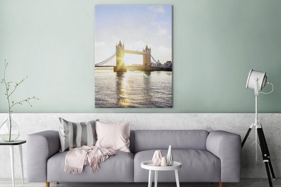 Canvas schilderij 120x160 cm - Wanddecoratie Zonnestralen achter de Tower Bridge in Londen - Muurdecoratie woonkamer - Slaapkamer decoratie - Kamer accessoires - Schilderijen