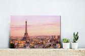 Canvas Schilderij Uitzicht over Parijs met de Eiffeltoren die erboven uit steekt - 30x20 cm - Wanddecoratie
