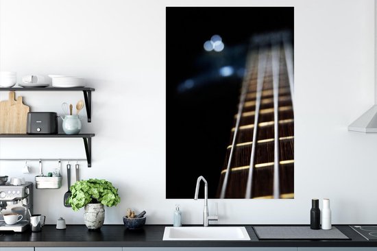 Les cordes d'une guitare basse sur fond noir Poster 80x120 cm - Tirage photo sur Poster (décoration murale salon / chambre)