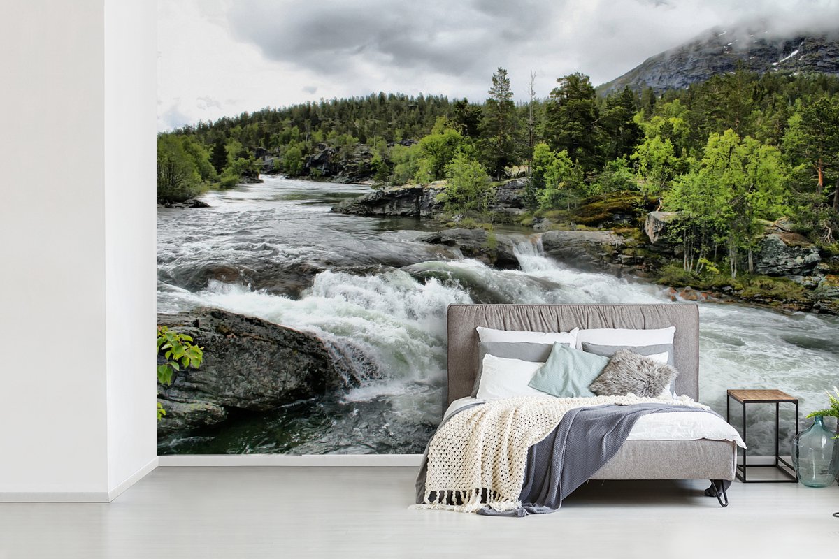 Behang - Fotobehang Stroomversnellingen op de rivier de Rauma in Noorwegen - Breedte 390 cm x hoogte 260 cm