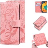 Voor Samsung Galaxy A20 / A30 Tiger Embossing Pattern Horizontale Flip lederen tas met houder & kaartsleuven & portemonnee (roze)