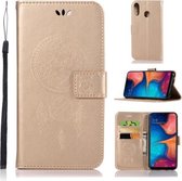 Windgong Uil Embossing Patroon Horizontale Leren Flip Case voor Galaxy A20e, met Houder & Kaartsleuven & Portemonnee (Goud)