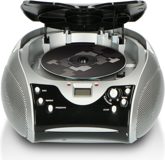 Zilveren Lenco radio CD-speler met de cd-lade open, een cd geplaatst en zilveren luidsprekers.