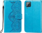 Voor Samsung Galaxy A22 4G Flower Vine Embossing Pattern Horizontale Flip Leather Case met Card Slot & Holder & Wallet & Lanyard (Blue)