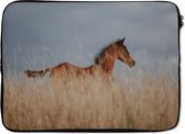 Laptophoes 14 inch 36x26 cm - Quarter Paard - Macbook & Laptop sleeve Quarter paard veulen in lang gras - Laptop hoes met foto