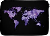 Laptophoes 14 inch 36x26 cm - Waterverf wereldkaart - Macbook & Laptop sleeve Waterverf wereldkaart donkerpaars op zwarte achtergrond - Laptop hoes met foto