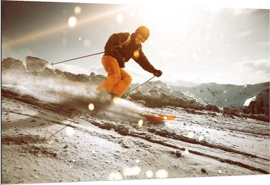 Dibond - Skiër in Volle Vaart van Berg  - 150x100cm Foto op Aluminium (Met Ophangsysteem)