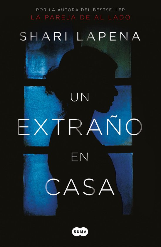 Boek "Un Extraño en Casa" van Shari Lapena. Silhouet van een vrouw voor een blauw, verlicht raam. Met tekst.