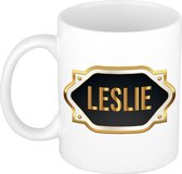 Leslie naam cadeau mok / beker met gouden embleem - kado verjaardag/ moeder/ pensioen/ geslaagd/ bedankt