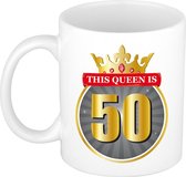 This queen is 50 mok wit - cadeau mok / beker - 50e verjaardag - Sarah