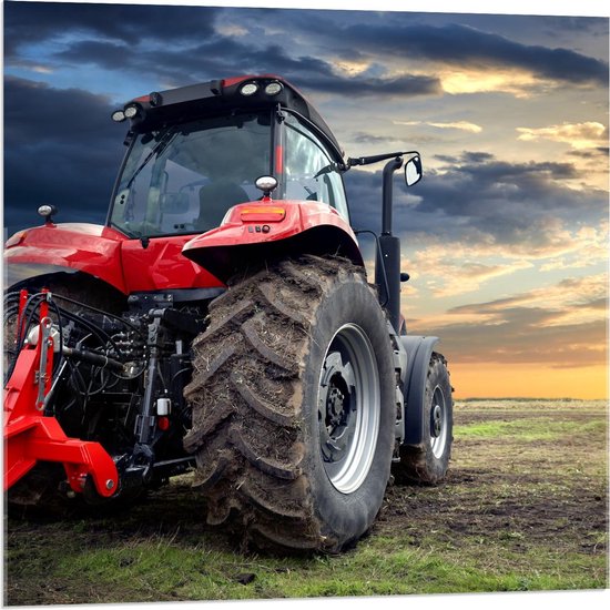 Acrylglas - Rode Tractor op Grond bij Ondergaande Zon - 80x80cm Foto op Acrylglas (Wanddecoratie op Acrylglas)