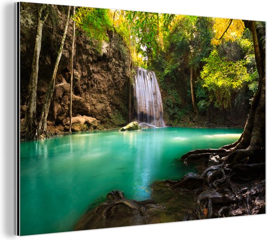 Lumière du soleil à travers les arbres à une cascade dans le parc national d'Erawan en Thaïlande Aluminium 90x60 cm - Tirage photo sur aluminium (décoration murale en métal)