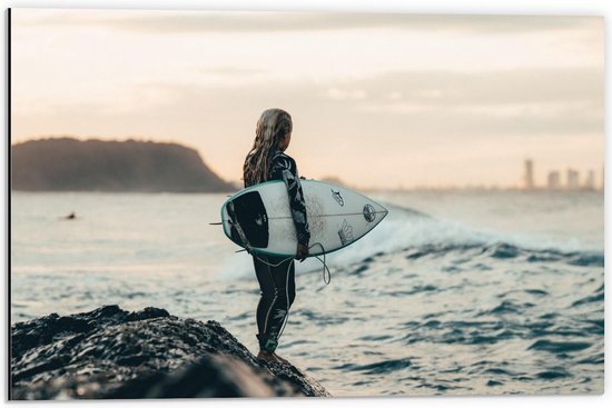Dibond - Surfgirl richting de Zee - 60x40cm Foto op Aluminium (Met Ophangsysteem)