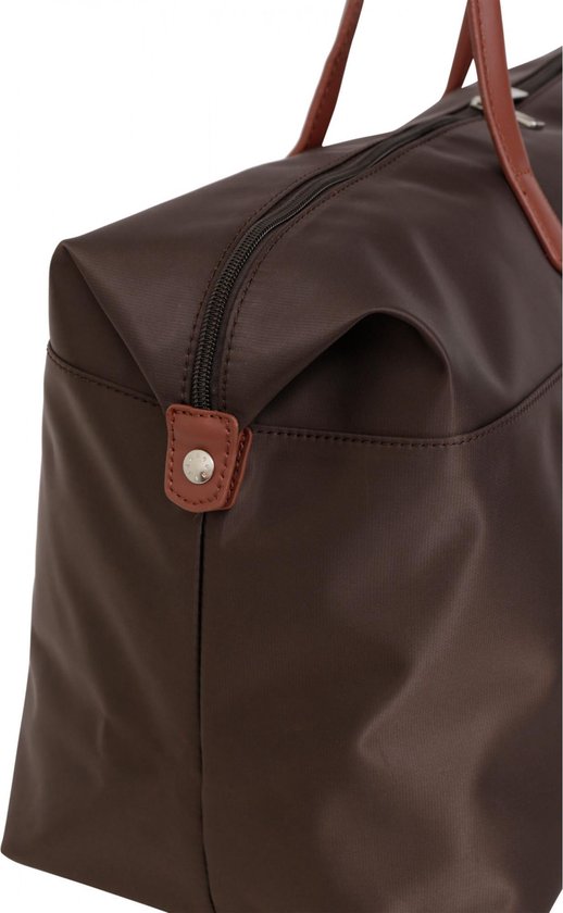 Vue latérale du sac de voyage marron avec anses marron et détails en cuir.
