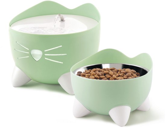 Groene katten drinkfontein met witte pootjes en voerbak met brokjes.