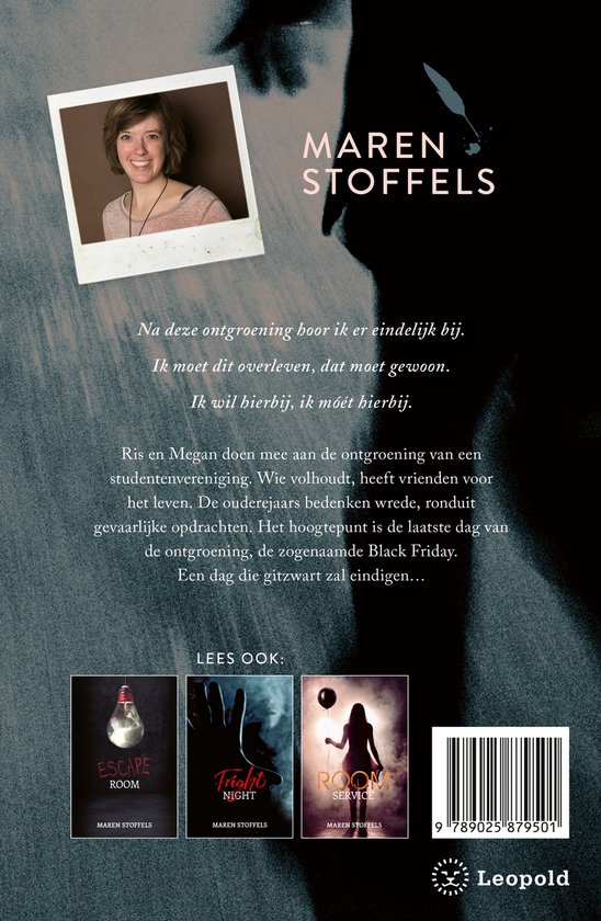 Boekcover met de titel 'MAREN STOFFELS'. Een foto van een glimlachende vrouw in een polaroidframe. Tekst en drie kleinere boekcovers onderaan.