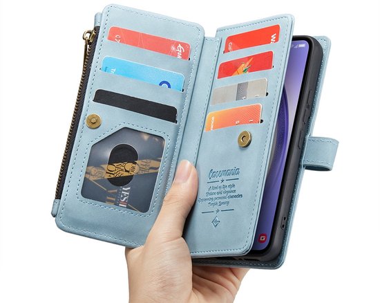 Lichtblauwe bookcase hoes met telefoon en pasjes, geopend door een hand.