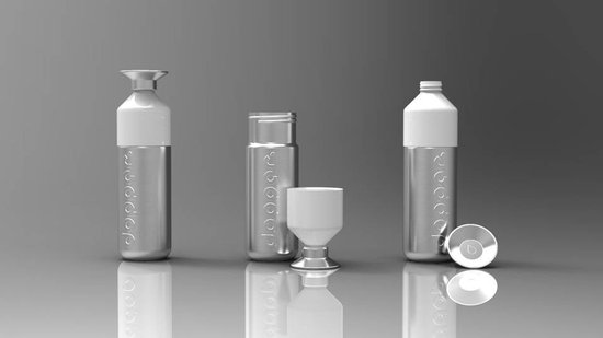 Trois Doppers et une tasse en acier inoxydable avec du blanc, sur fond gris.