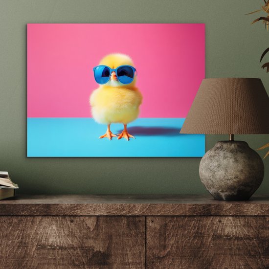 Aluminium schilderij 40x30 cm - Wanddecoratie metaal - Kuiken - Zonnebril - Blauw - Metalen muurdecoratie woonkamer - Decoratie industrieel - Foto op dibond - Industriële accessoires slaapkamer