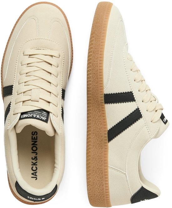 Bovenaanzicht van crèmekleurige Jack & Jones sneakers met zwarte strepen.