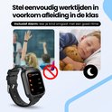 Zwarte smartwatch met app-scherm voor alarmklok, naast een kind dat slaapt met teddybeer en een klaslokaal met opgestoken hand.