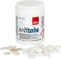 Pot met 100 Solitabs reinigingstabletten voor koffiemachines, met losse tabletten ernaast.