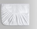 Een witte, opgevouwen matrasbeschermer met badstof textuur en rondom elastiek.