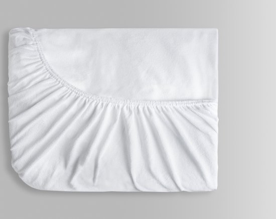 Een witte, opgevouwen matrasbeschermer met badstof textuur en rondom elastiek.