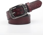 Donkerrode leren riem met vlinderprint en sierlijke gesp.