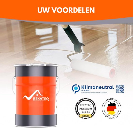 Een oranje Bekateq emmer met een roller die een glanzende laag op een houten vloer aanbrengt. Klimaatneutraal label.