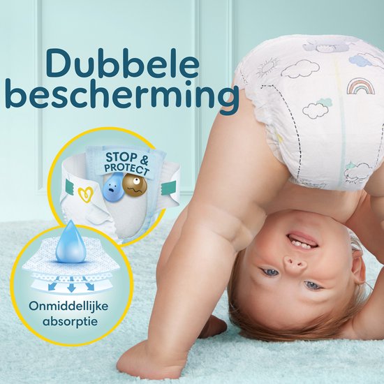 Bébé à l'envers portant une couche Pampers. Avec 'Double protection' et 'Absorption instantanée'.