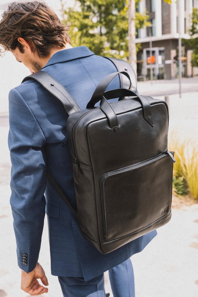 Maverick ALL BLACK - lederen rugzak met laptopvak 15" - zwart