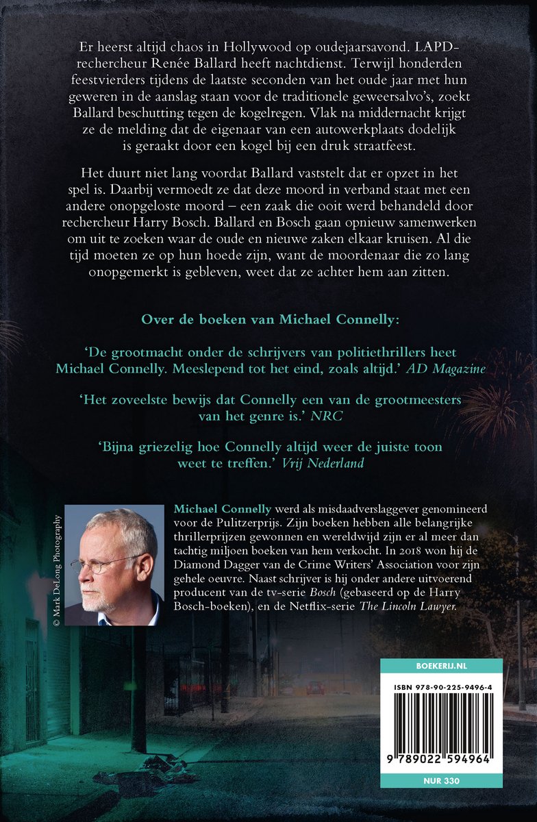Achterkant van het boek 'Het holst van de nacht', met een portret van de auteur, Michael Connelly, en tekst over het boek.