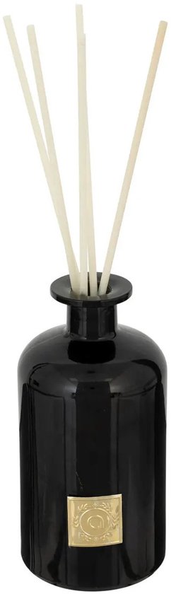 Zwarte glazen diffuserfles met vier lichte houten stokjes erin.