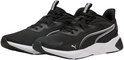 Een paar zwarte PUMA sportschoenen met witte zolen en zilveren accenten.
