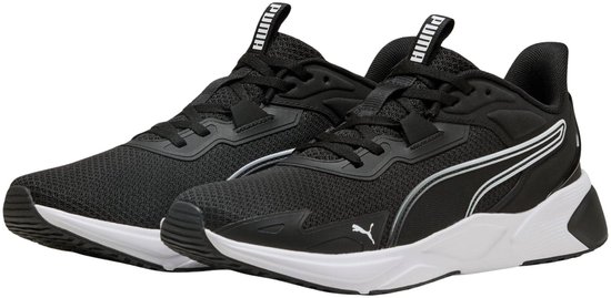 Een paar zwarte PUMA sportschoenen met witte zolen en zilveren accenten.