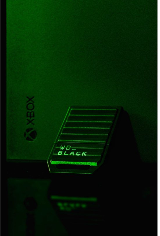 WD_BLACK-logo op een zwarte Xbox Series X-console met groene verlichting.