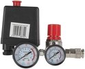 Zwarte drukschakelaar met rode knop en twee drukmeter met witte wijzerplaten en metalen koppelingen.