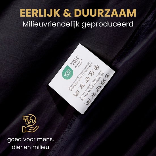 Zwart hoeslaken met label: OEKO-TEX, Gemaakt in Groen. Eerlijk & duurzaam, milieuvriendelijk geproduceerd, goed voor mens, dier en milieu.
