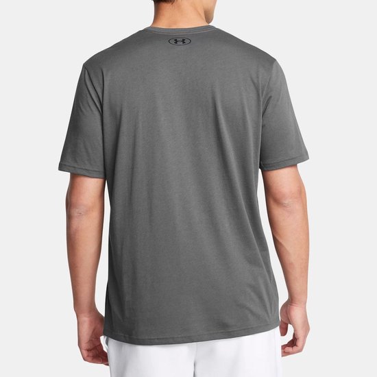 Man met grijze Under Armour T-shirt, achterkant met zwart logo.