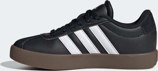 Zwarte kindersneaker van adidas, zijaanzicht met witte strepen en bruine zool.