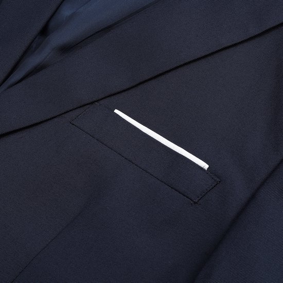 Borstzakje met wit biesje op de donkerblauwe blazer.