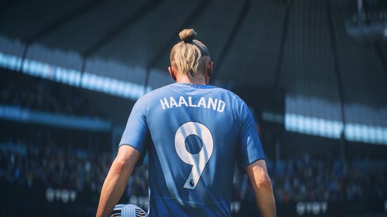 Voetballer Erling Haaland in lichtblauw shirt, rug met nummer 9 en naam 'Haaland'.