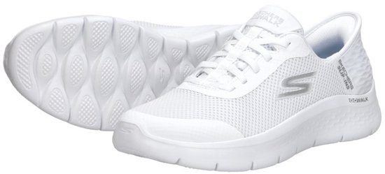 Twee witte Skechers GO WALK FLEX sneakers, één met zool omhoog, de ander met 3/4 aanzicht.