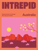 Boekomslag met de tekst "INTREPID" en "Australia". Een zonsondergang met oranje bergen en een gele zon.